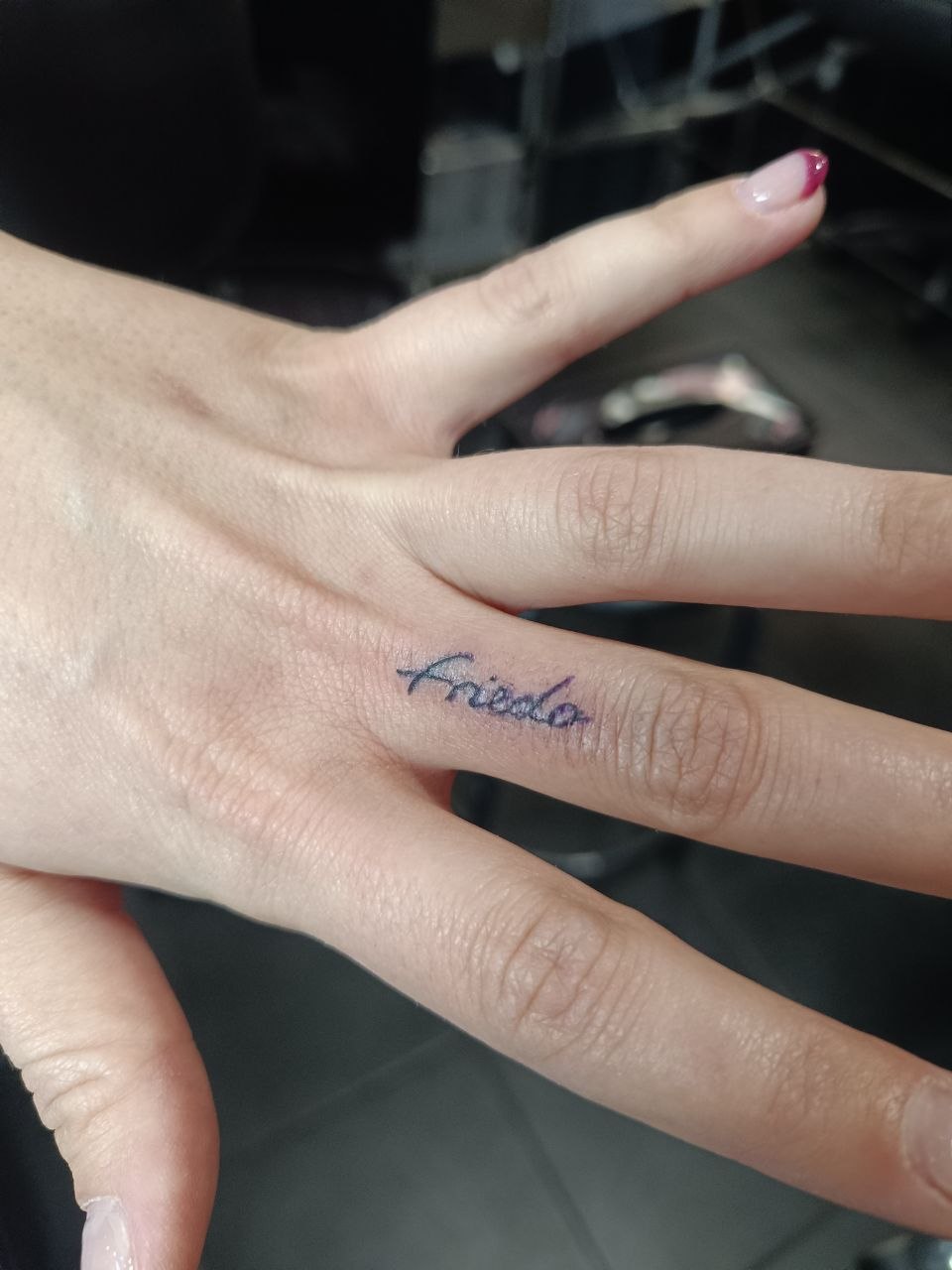 Schriftzug Tattoo auf dem Finger