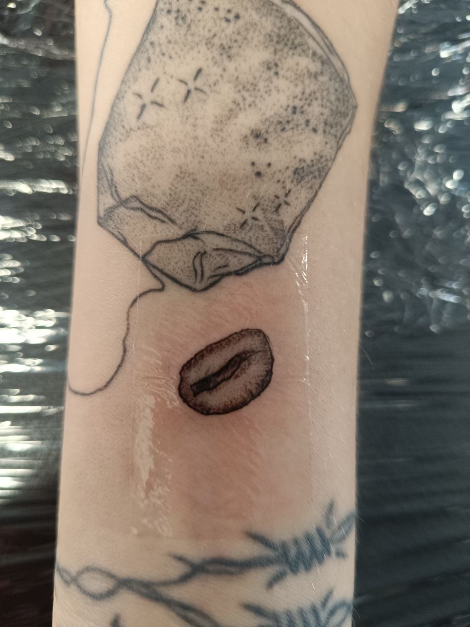 Tattoo einer Kaffebohne  in black and grey