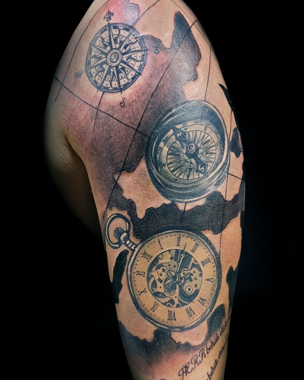 Tattoo von einem Kompass Windrose und Taschenuhr