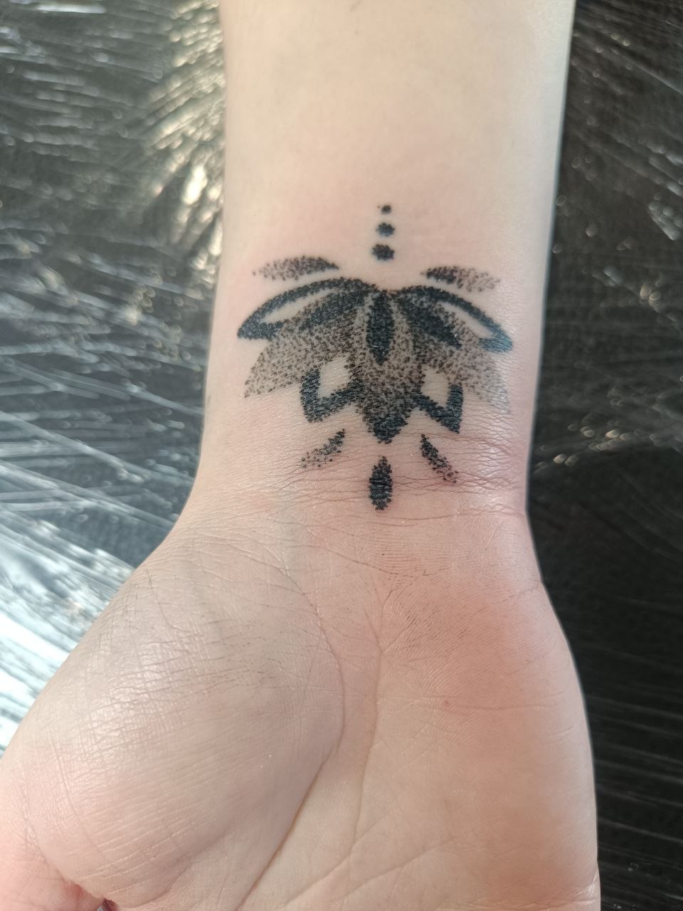 Dotwork in black and grey auf der Innenseite vom Handgelenk