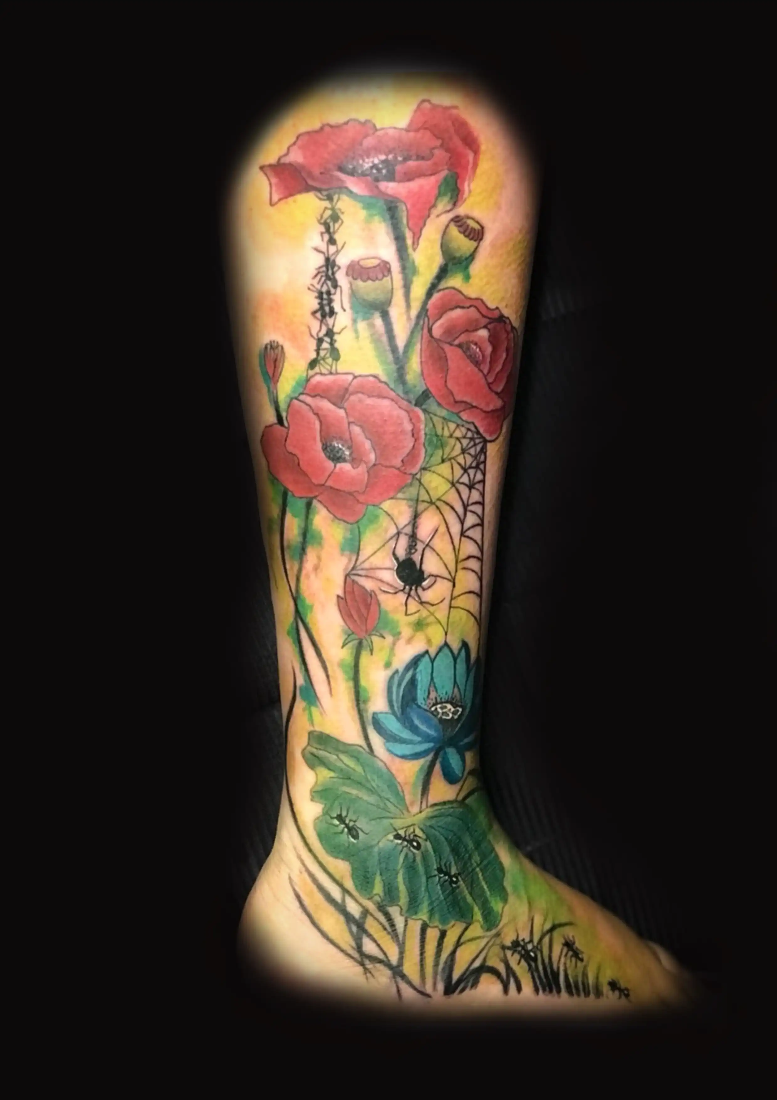 Tattoo von Mohnblume mit Spinnennetzen, Armeisen  ganzes Bein in Farbe
